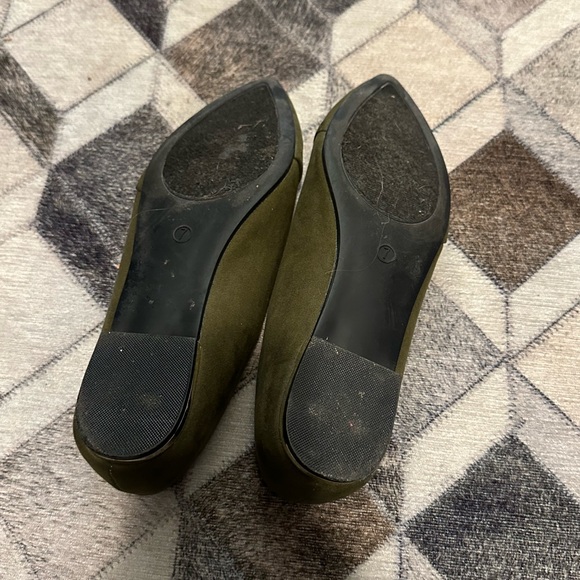 Olive Green Work Shoes Flats with Gold Trim Size 7 - Picture 4 of 4